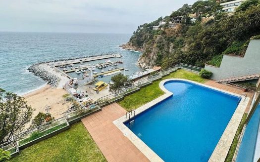 Вид сверху на частный бассейн и бухту Кала-Каньельес на первой линии моря.