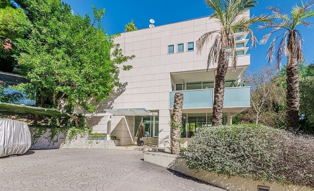 Современный фасад элитного дома в Педральбес с гаражом и ландшафтным дизайном.