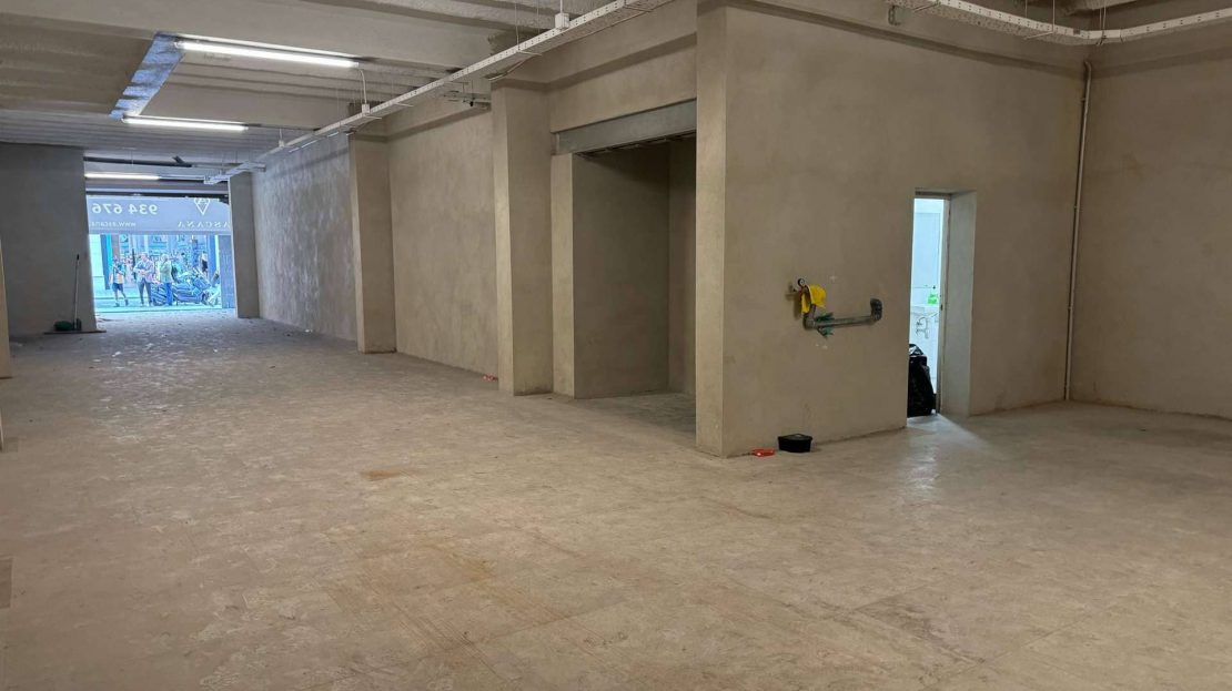 Интерьер торгового помещения в Барселоне под чистовую отделку с высокими потолками и колоннами