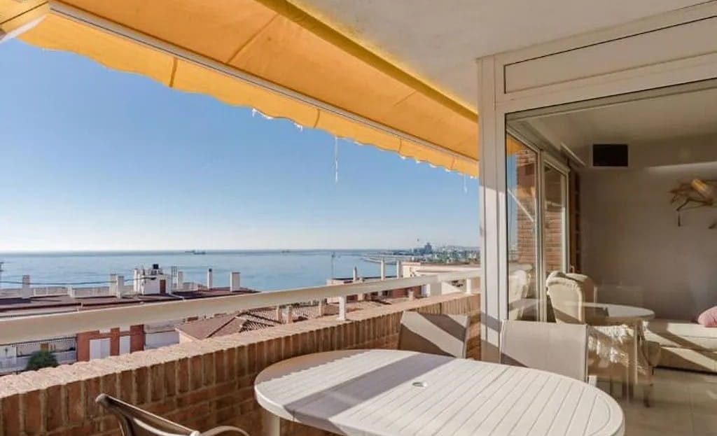Крытая терраса с обеденной зоной в таунхаусе Таррагоны с видом на море.