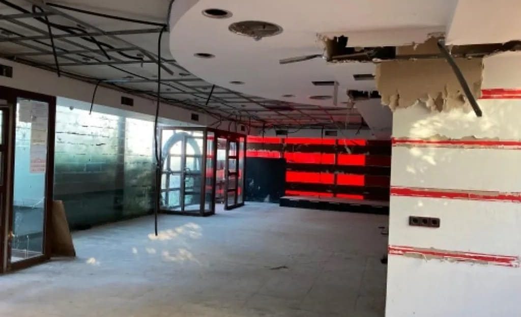 Внутреннее помещение коммерческой недвижимости в Испании с отделкой под бар или кафе в Салоу.