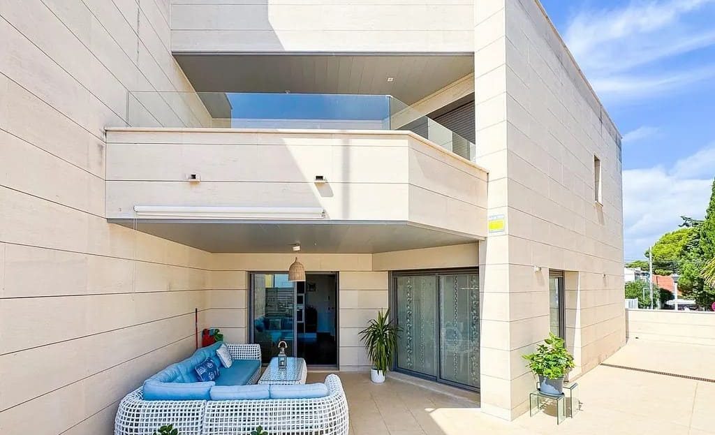 Угловой дом в Испании в Торредембарре: вид на фасад и частную террасу.