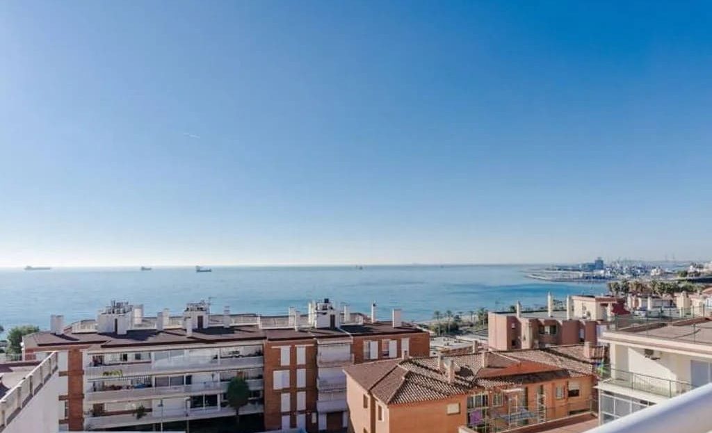 Вид на море и городскую линию Таррагоны с верхней террасы таунхауса.