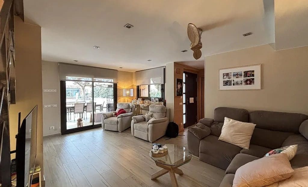 Светлая гостиная дома в Испании с мягкой мебелью и выходом на террасу.