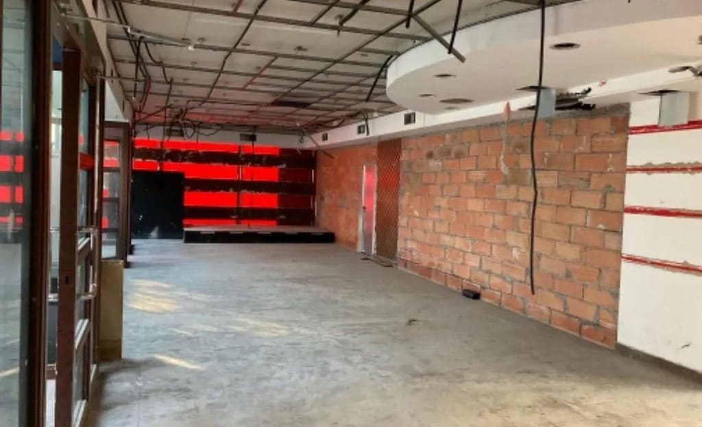 Открытая планировка коммерческой недвижимости в Испании под чистовую отделку в туристическом центре.