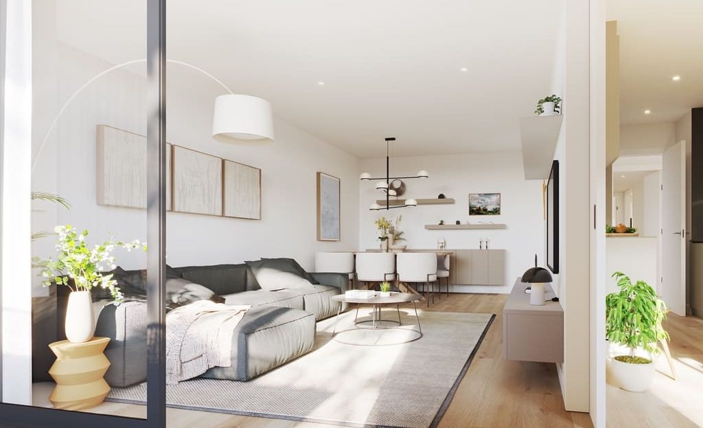 Светлая гостиная с панорамным остеклением и выходом на балкон в новостройке