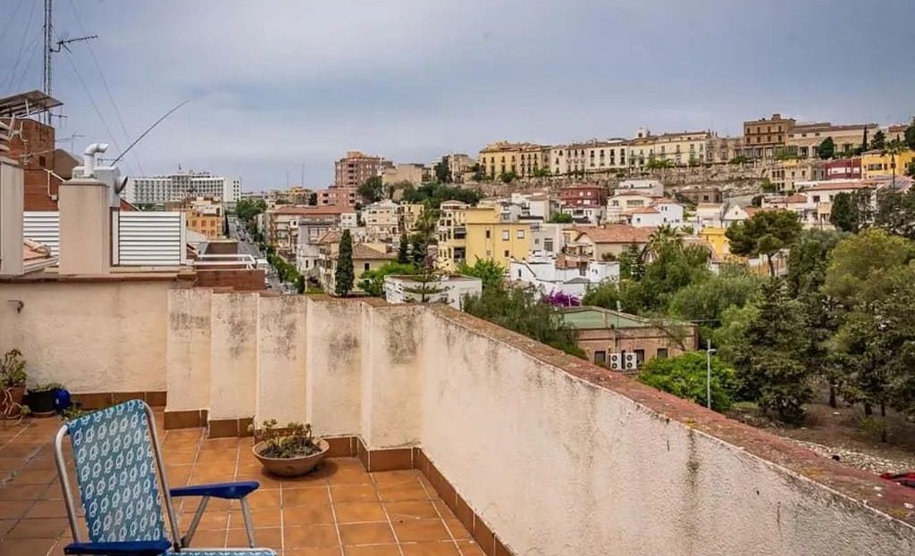 Открытая терраса таунхауса в Таррагоне с видом на исторические кварталы города.