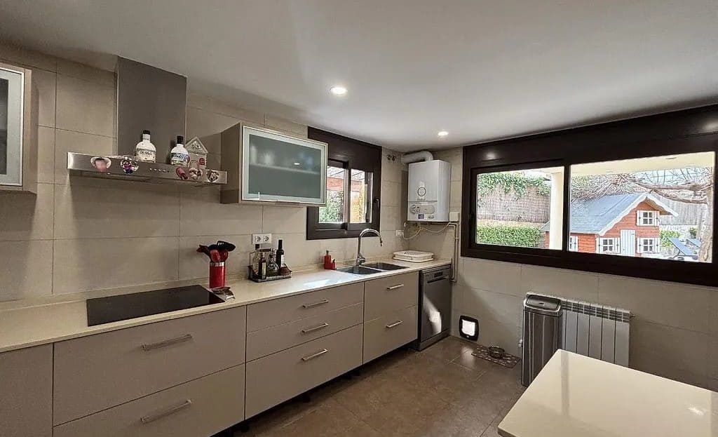 Современная вытянутая кухня в доме в Испании с качественной отделкой.