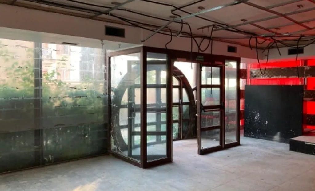 Входная группа коммерческой недвижимости в Испании с массивными витринными окнами.