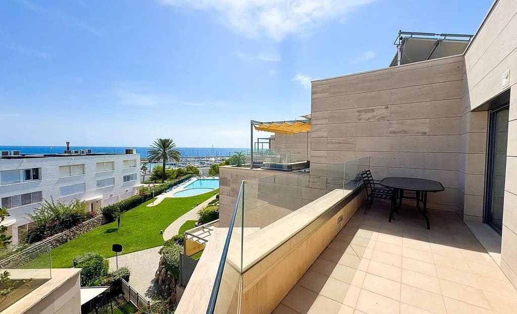 Просторная терраса дома в Испании с кафельным полом и видом на территорию комплекса.