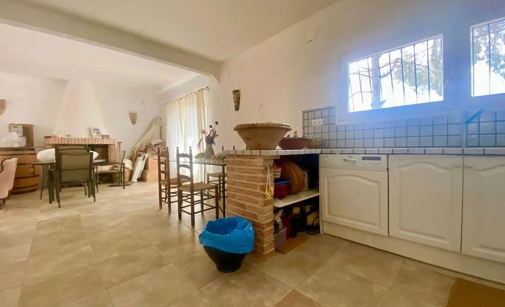 Современная общая кухня для гостей агротуристического комплекса при винодельне в Испании.