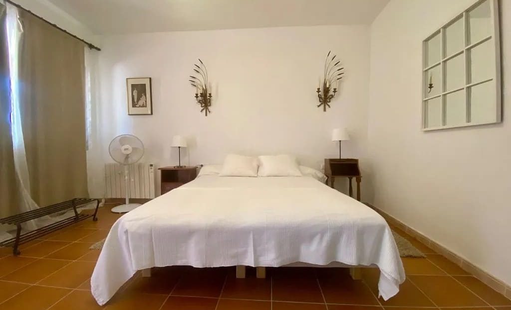 Уютная спальня в гостевом номере на территории действующей винодельни в Испании.