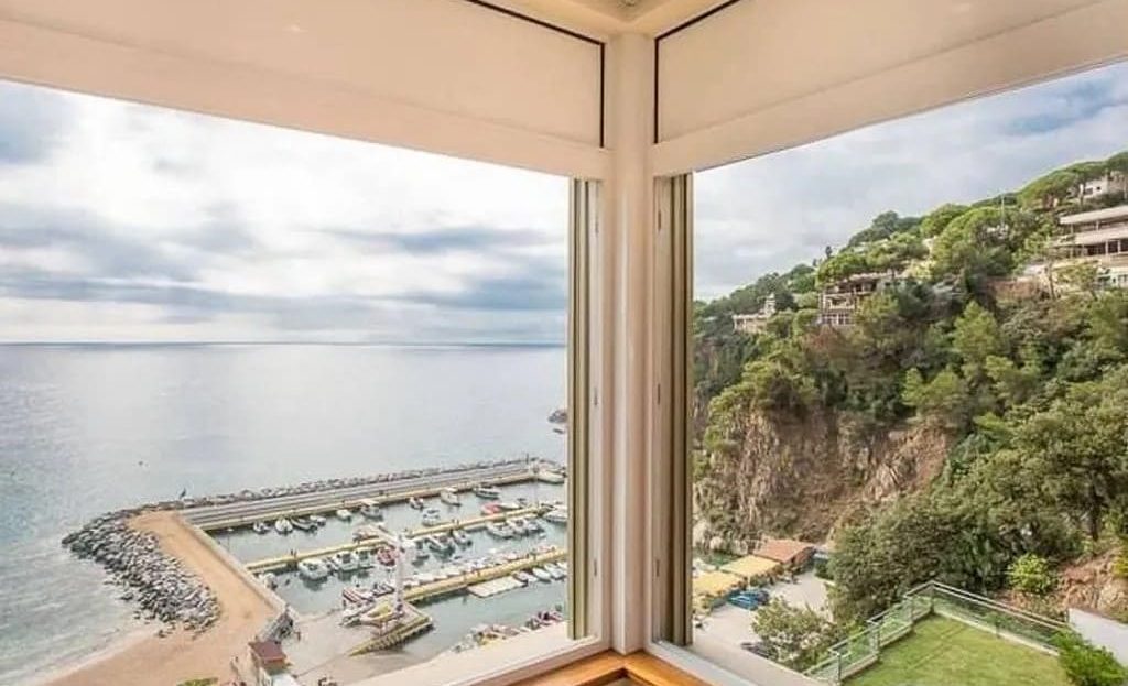 Панорамное угловое окно с видом на море и побережье Коста-Брава.