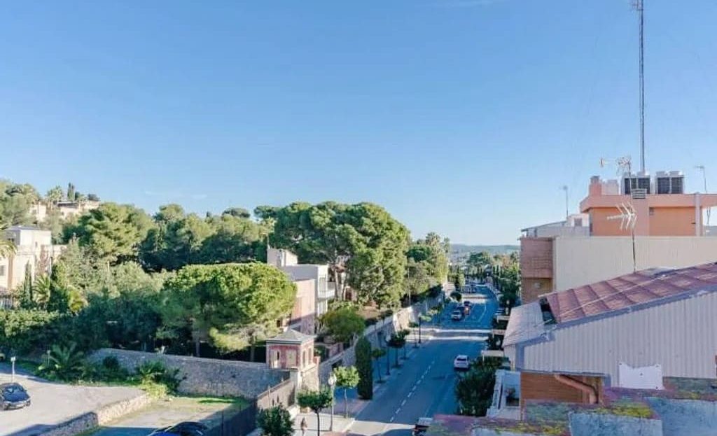 Просторная гостиная таунхауса в Таррагоне со светлым интерьером и видом из окна.