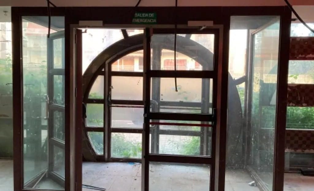 Детальный вид фасадного остекления коммерческой недвижимости в Испании для будущего ресторана.