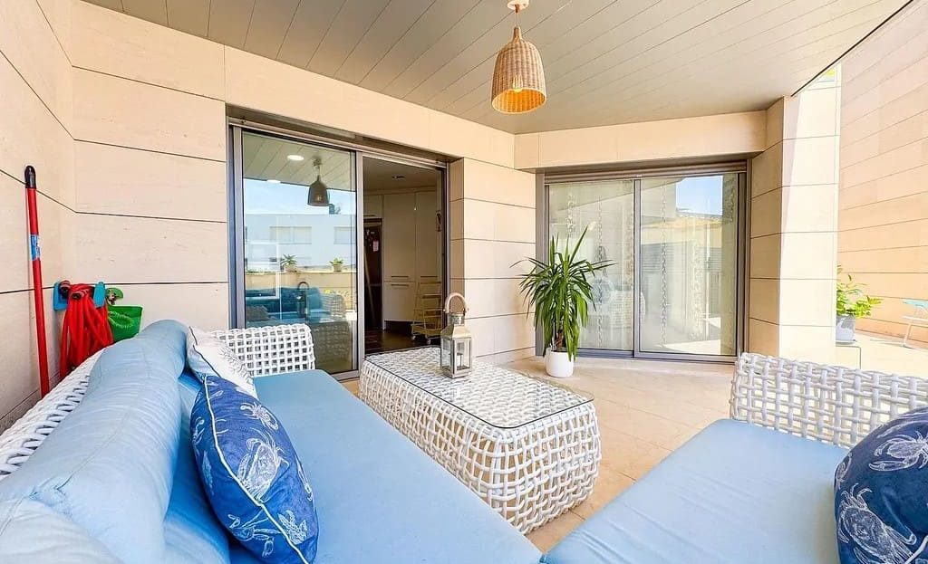 Открытая терраса с обеденной зоной, идеальная для семейного отдыха в доме в Испании.