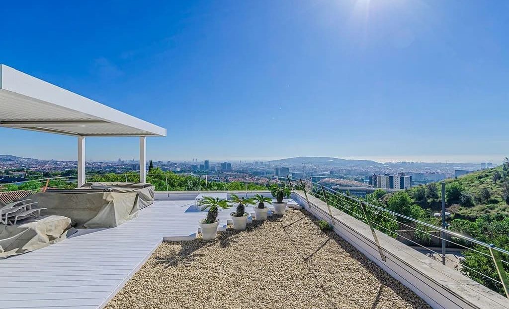 Панорамный вид на Барселону и Тибидабо с эксплуатируемой крыши дома в Педральбес.