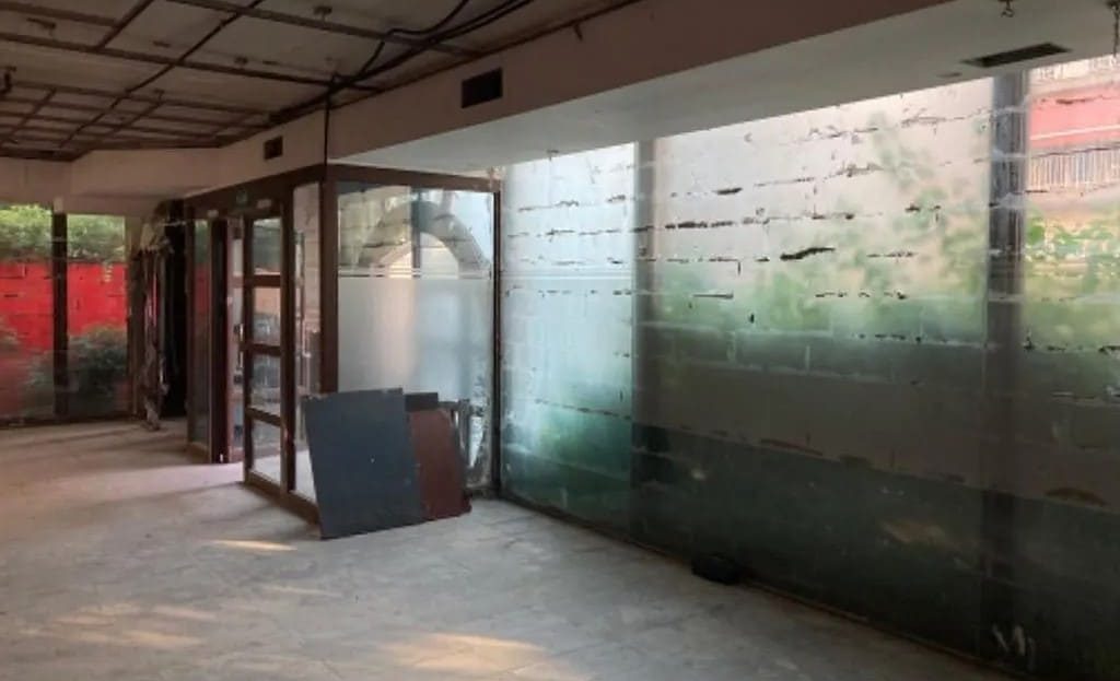 Зал для посетителей в коммерческой недвижимости в Испании с выходом на улицу в Салоу.