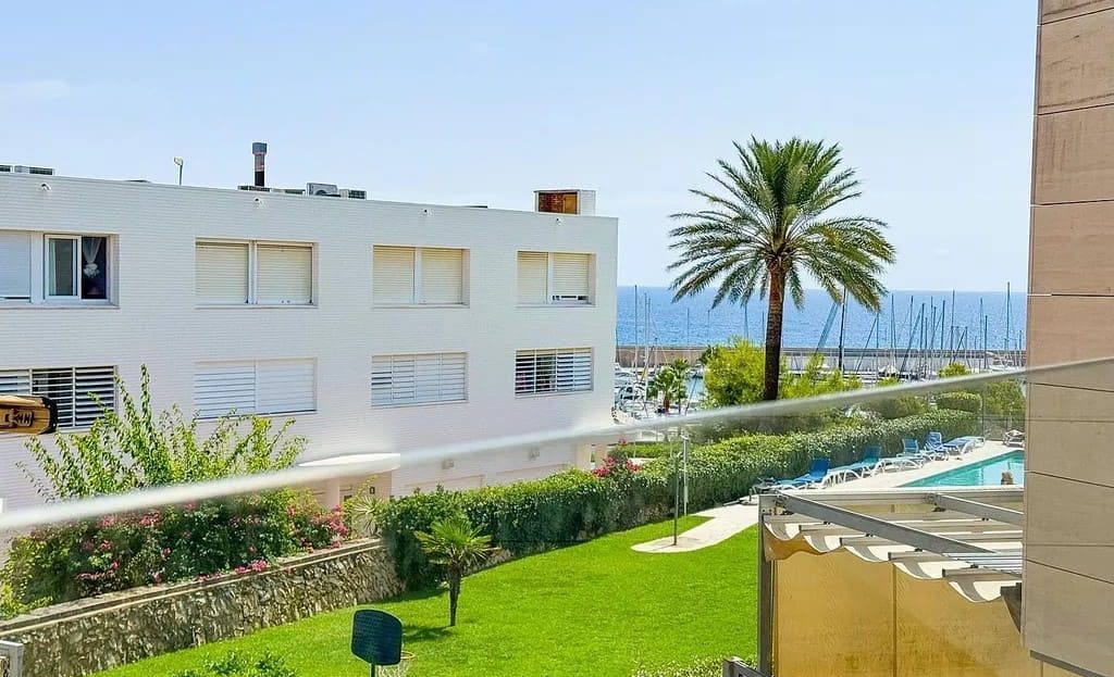 Вид на море и порт с балкона дома в Испании в районе Эльс-Мунтс.