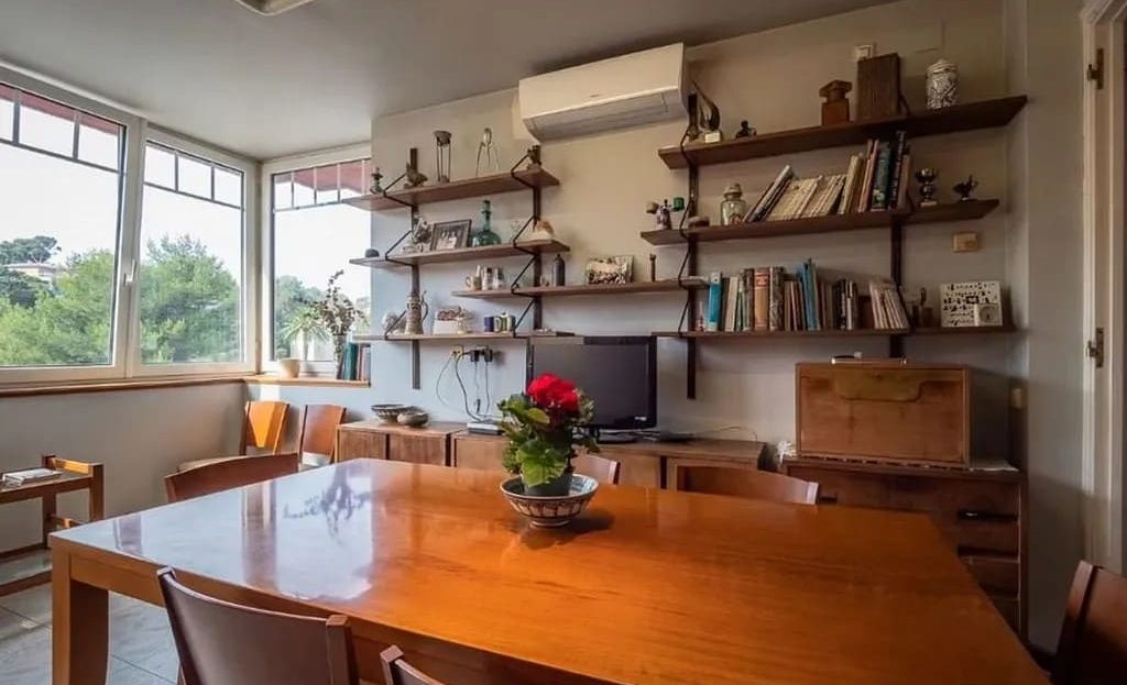 Обеденный зал таунхауса в Таррагоне с деревянной мебелью и полками.