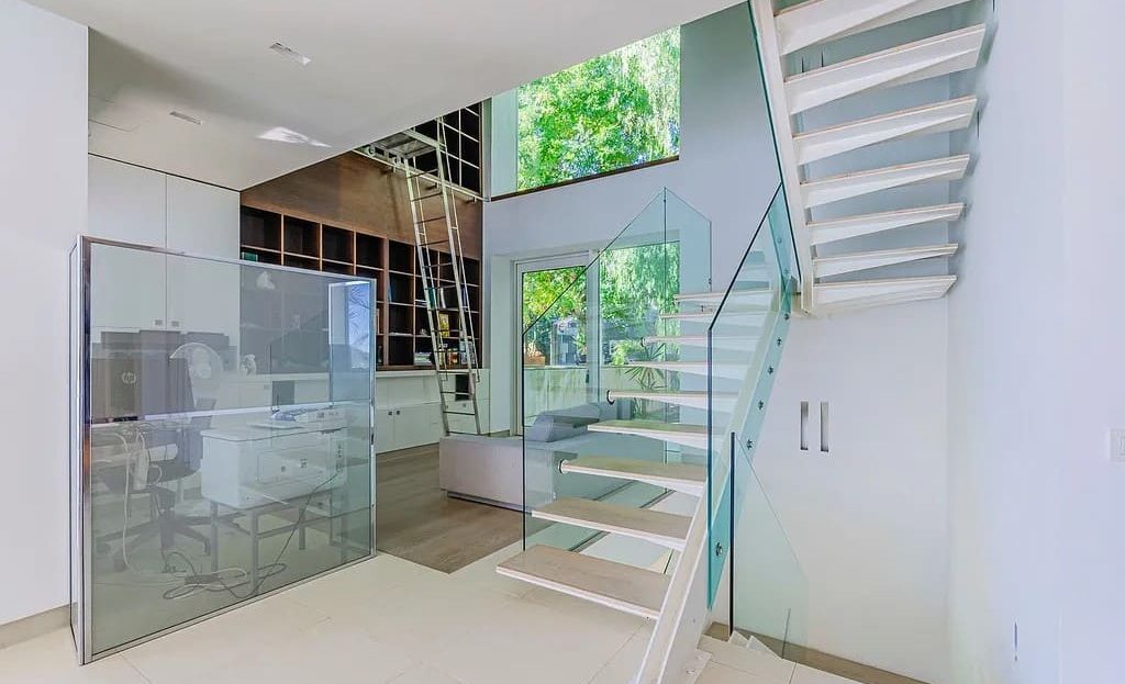 Дизайнерская стеклянная лестница и светлый коридор частного дома от архитектора.