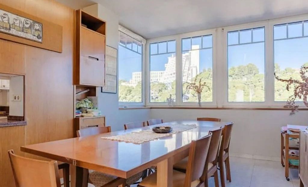 Обеденная зона таунхауса в Таррагоне со светлым интерьером и видом из окна.