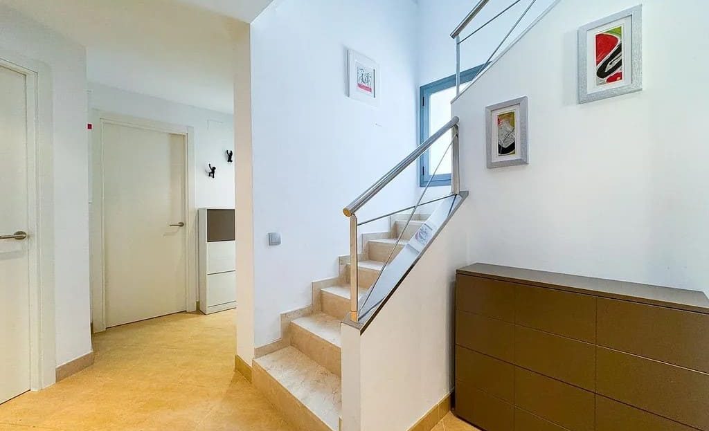 Внутренняя лестница и холл дома в Испании: светлые тона и деревянная отделка.